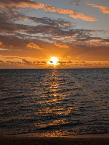 4Beds- Beachfront Bungalow