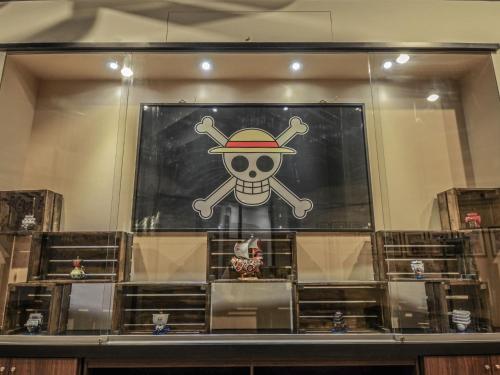 a display window of a store with a skull and hat at Calamari in Magong