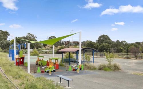 Zona de joacă pentru copii de la Modern Crestwood Retreat - 2BR Near Canberra City