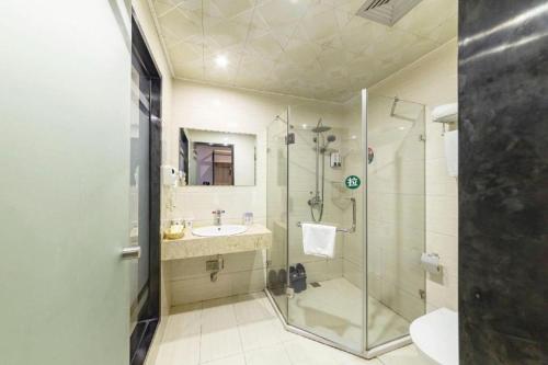 Ένα μπάνιο στο GreenTree Inn Jiangsu Suzhou Kunshan Beimen Road Express Hotel