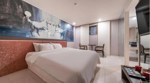 Giường trong phòng chung tại The Oreun Echae Hotel