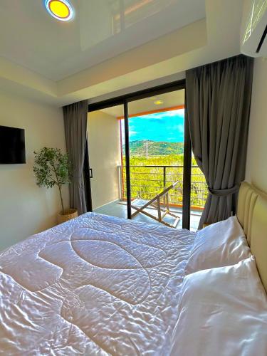 En eller flere senge i et værelse på Hillside-Seashore Space Mai Khao Beach