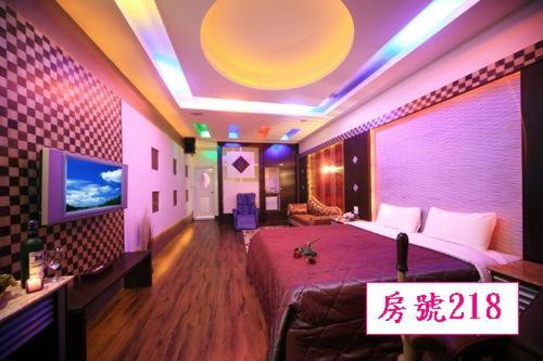 Televisyen dan/atau pusat hiburan di Cherry Blossom Motel