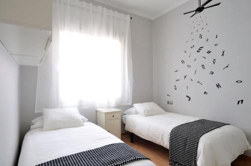 バルセロナにあるMarina SDBのベッドルーム1室(ベッド2台付)