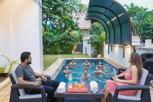 Nápoje v ubytování Luxury 4BHK - Villa 360 - Pvt Pool & Scenic Stay