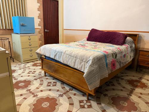 a bedroom with a bed and a dresser at Departamento Nuevo Céntrico Las Marías 1 in Saltillo