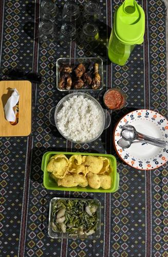 Mad i den private indkvartering eller i nærheden