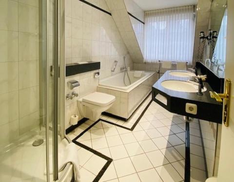 Koupelna v ubytování Hotel "Schloss Friedestrom"