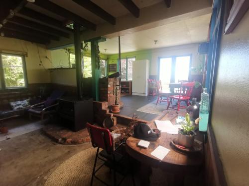 Posezení v ubytování Katikara Eco-Community - Rosewood accommodations