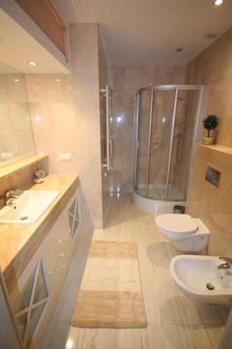 Apartament Bryzaにあるバスルーム