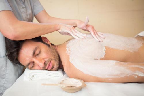 a man getting a back massage from a massage therapist at Villa Abbondanzi Resort in Faenza