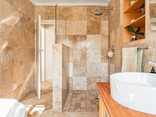 Ένα μπάνιο στο Sunny Thesen Islands Cottage