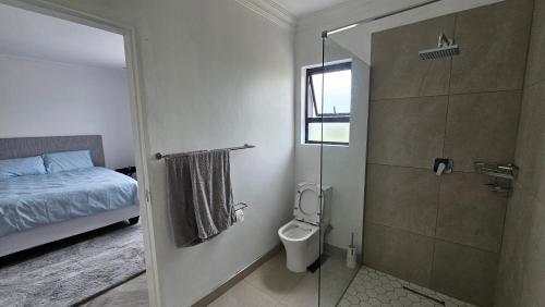 Ένα μπάνιο στο Modern Farmhouse, Pool, WiFi in Estate