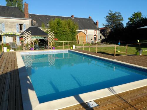 une piscine dans une cour avec une maison dans l'établissement Chez Beaumont, à Saint-Sébastien