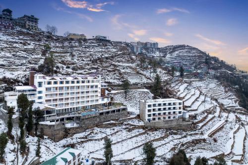 una vista aérea de un edificio sobre una colina nevada en Echor KC Grand Kufri, en Fagu