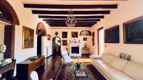 een woonkamer met een bank en een kroonluchter bij Double Room Charme Milano Central Station in Milaan