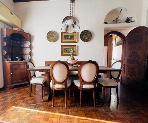 een eetkamer met een houten tafel en stoelen bij Double Room Charme Milano Central Station in Milaan