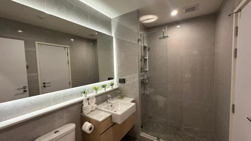 Ένα μπάνιο στο The1 Ratchaphruek I วิวเมืองนนทบุรี