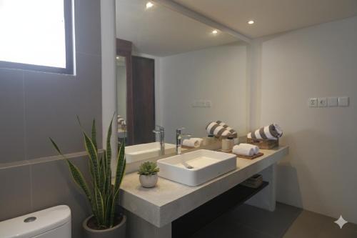 Ένα μπάνιο στο SUNSET-LOFT Seminyak