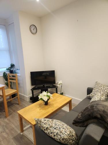 a living room with a couch and a table at Oxford Central city apartment in Oxford