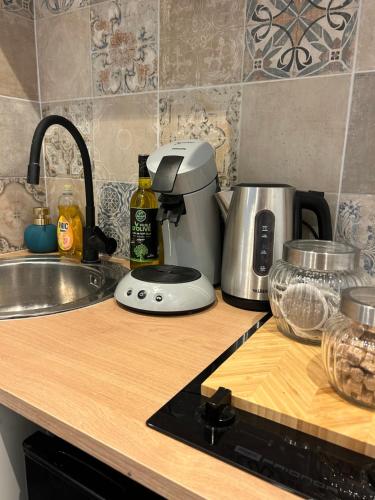 Nhà bếp/bếp nhỏ tại Studio confortable, tout équipé, balcon ,hyper centre ville