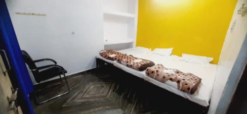 Postel nebo postele na pokoji v ubytování sukh dham