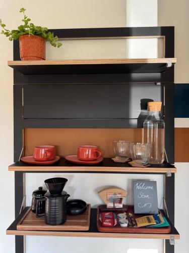 B&B Huis Billiet في بروج: رف عليه صحون وأواني