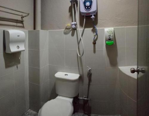 y baño con ducha, aseo y cámara. en History Hotel, en Kangar