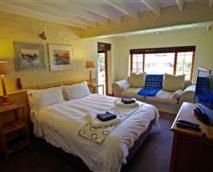 A bed or beds in a room at Delagoa Cottage Dullstroom