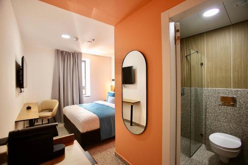 Koupelna v ubytování Azura Boutique Hotel