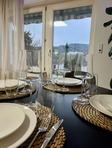 una mesa con platos y vasos en una mesa en Ferienwohnung Südwind, en Hohentengen