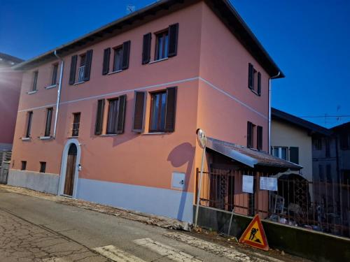 un edificio rosa al costado de una calle en Mamma Mia Bed and Breakfast, en Gaggino Faloppio