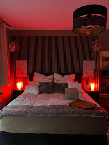 ein Schlafzimmer mit einem Bett mit roter Beleuchtung in der Unterkunft SMART Home mitten im Wald in Neustadt am Rübenberge