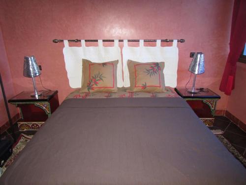 AghmatにあるVilla La Zitouneのベッドルーム1室(大型ベッド1台、ランプ2つ付)