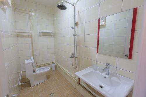 a white bathroom with a sink and a toilet at 多依湾客栈Havre de paix DuoYiWan in Yuanyang