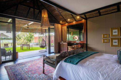 Giường trong phòng chung tại Mukwa River Lodge