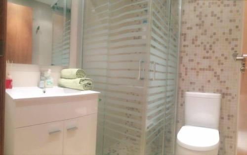 La salle de bains est pourvue d'une douche, de toilettes et d'un lavabo. dans l'établissement Cal Farre, à Arbeca