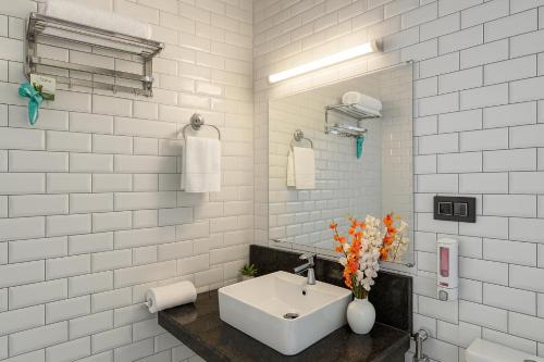 Koupelna v ubytování Oslo Mussoorie by Around Stays