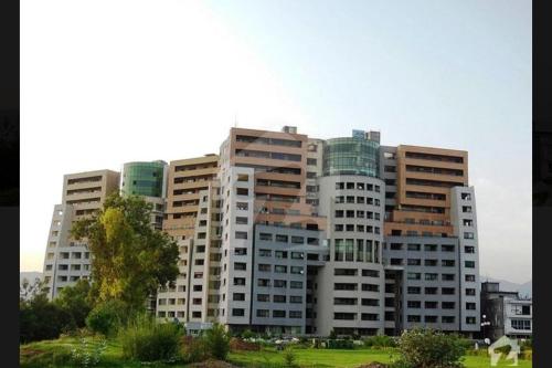 een groot gebouw met veel ramen in een stad bij Beautiful Apartment in Islamabad