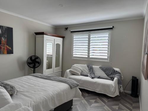 En eller flere senge i et værelse på Kings Cottage