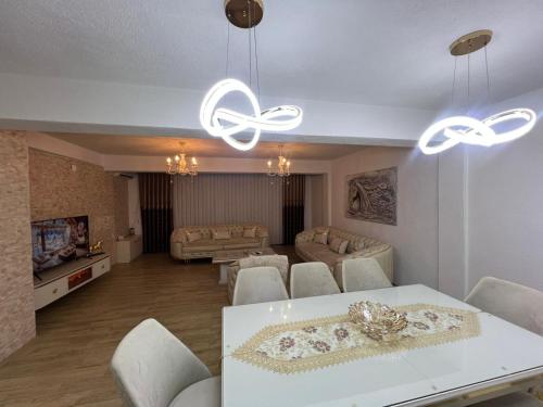 Posezení v ubytování Prilep luxury home in the city centre