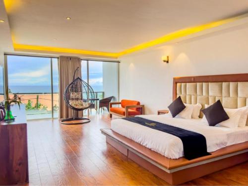 Mazarine Surf Suites- Hiriketiya في Nilwella: غرفة نوم مع سرير كبير وشرفة