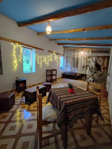 ein großes Wohnzimmer mit 2 Betten und einem Sofa in der Unterkunft Loft acogedor in Ollantaytambo