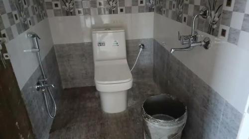 baño con aseo y cubo de basura en ViAN Mistyrocks, en Mamalakandam