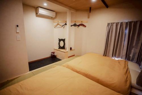 Postel nebo postele na pokoji v ubytování 本陣 Urawa Sauna