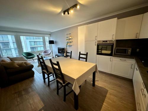 コクセッドにあるStudio Vriedom aan zeeのテーブルと椅子のあるキッチンとリビングルーム