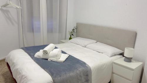 una camera da letto con un letto con asciugamani sopra di Villa Bobal a Requena