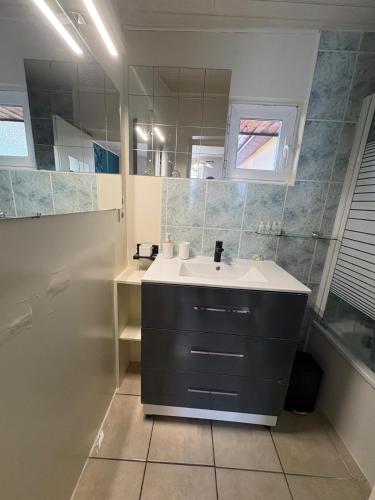 Ένα μπάνιο στο T2 fonctionnel 5 pers, jardin, parking, accès A12