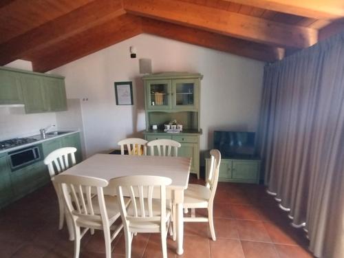 Η κουζίνα ή μικρή κουζίνα στο The Fairy World - Penthouse with Terrace Lake view and Pool