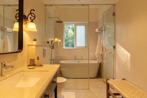 Ένα μπάνιο στο Auraya Homes - Luxury 4 BHK, Private Pool, Terrace, Live Barbeque